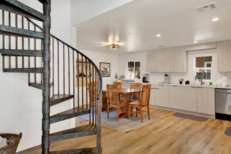 Family-oriented nice cabin with grill & jacuzzi | Lake view | Dogs allowed — photo 4