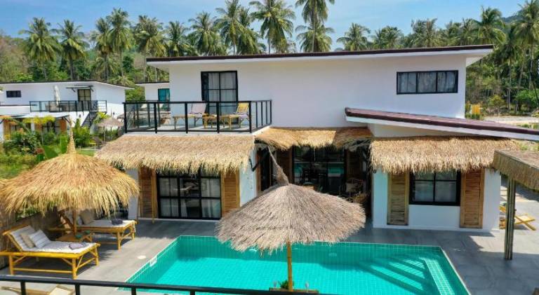 Villa with pool — photo 5