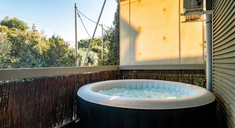 Apartment with hot tub — photo 4