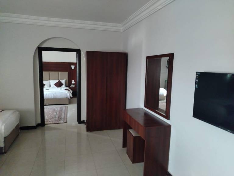 Serviced apartment with 3 rooms for 127 persons — photo 3