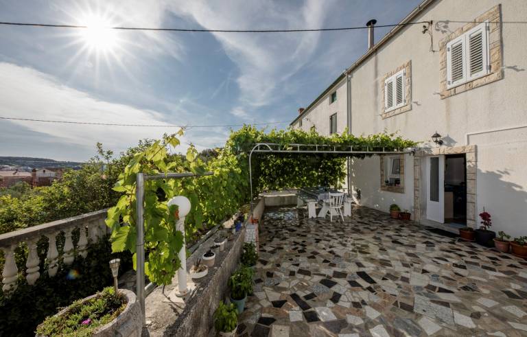 Rental apartment with patio, barbecue & garden | Sea view | Pets are welcome in Rab