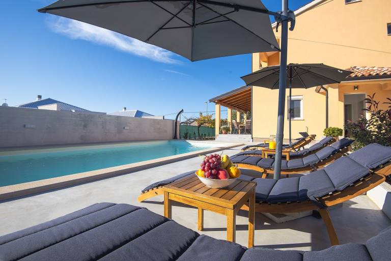 Children-friendly beautiful vacation home with yard, patio & private pool | Suitable for remote work | Pets allowed — photo 2