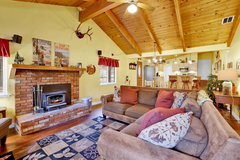 Pet Friendly Log Cabin: Fenced Deck, Propane BBQ & 2-Car Garage Access — photo 2