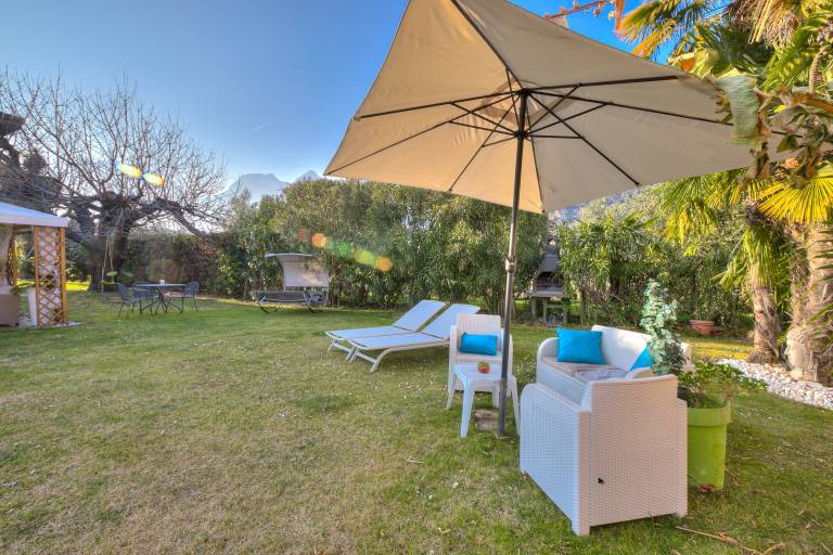 Child-friendly charming rental apartment with garden, grill & patio | Mountain view | Pets are welcome in Tenno
