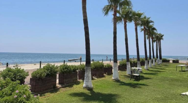 Villa with yard & private pool in Mersin