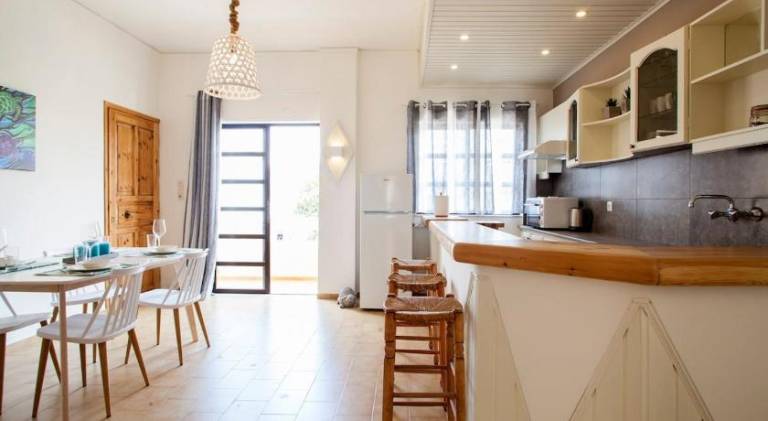 Chelonas Nest, Modern Comfort by the Beach — photo 3