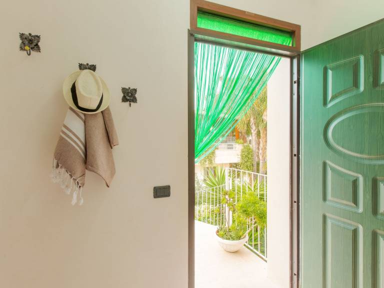 Fully equipped apartment with barbeque, patio & yard | Next to the beach | Pets allowed — photo 3