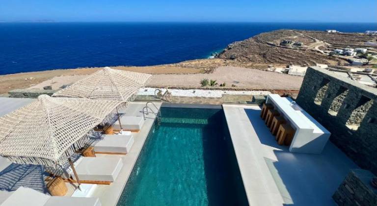 Villa with pool & jacuzzi — photo 2
