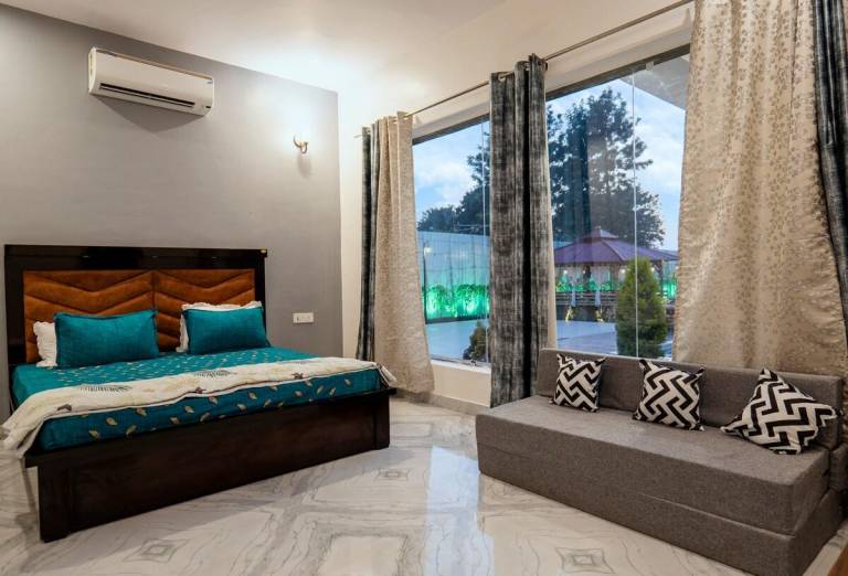 Spacious villa with yard & pool | Suitable for remote work | Pets allowed — photo 2