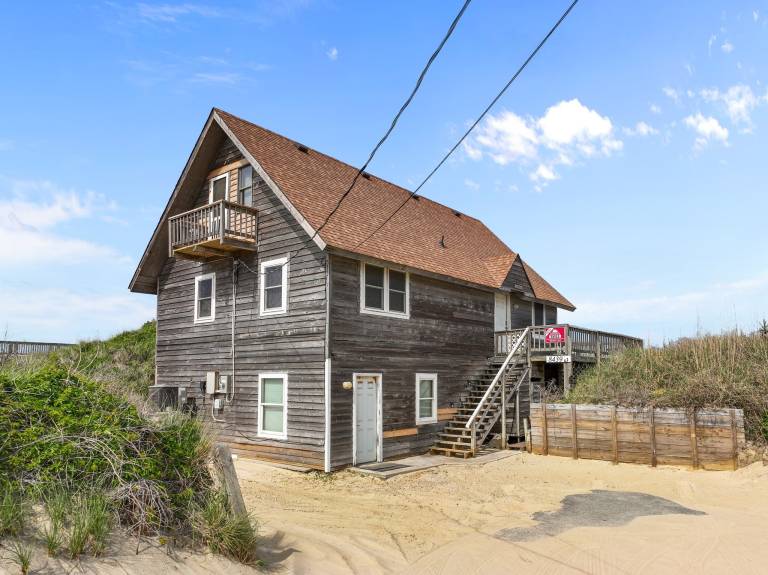 Directly on the beach with wonderful views of the ocean. — photo 4