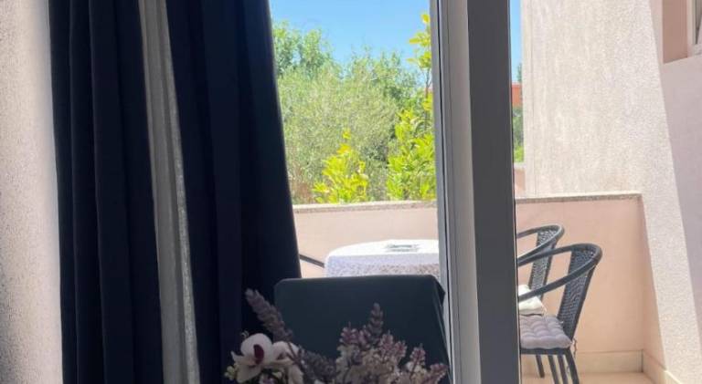 Rental apartment with BBQ, yard & patio — photo 4