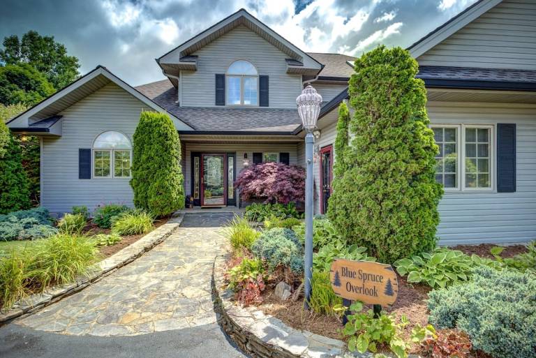 Family-oriented ample vacation home with grill | Mountain view | Pets are welcome — photo 5