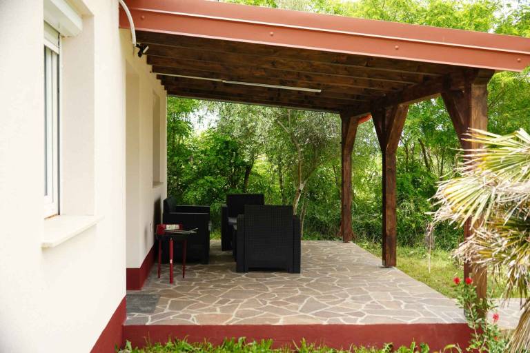 Rental with garden, patio & grill — photo 4