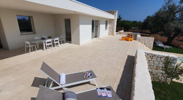Villa with pool — photo 5