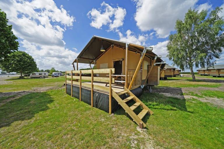 Glamping tent with 3 bedrooms and a terrace