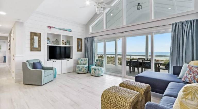 Ebb Tide Cottage - Beachfront - Huge Oceanfront Deck - Hot Tub in Fernandina Beach, FL