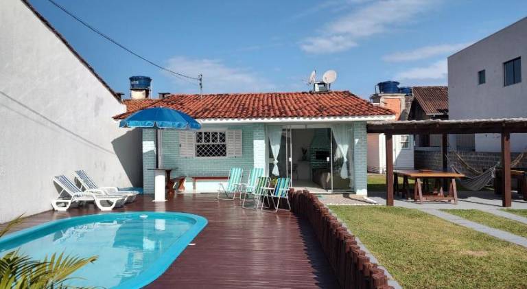 Vacation home with pool — photo 4