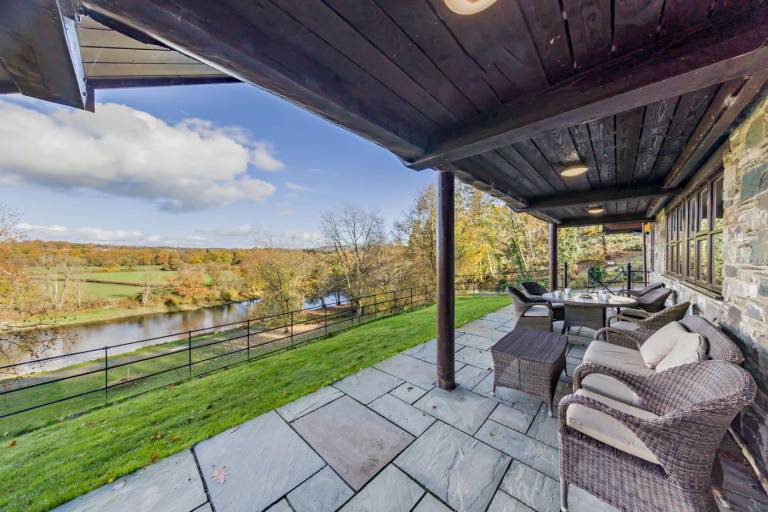 Cottage with grill & yard | Water view — photo 2