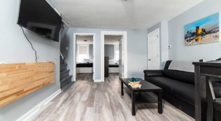 -- AGH Walkable - Free Parking - Washer & Dryer -- in Pittsburg, PA