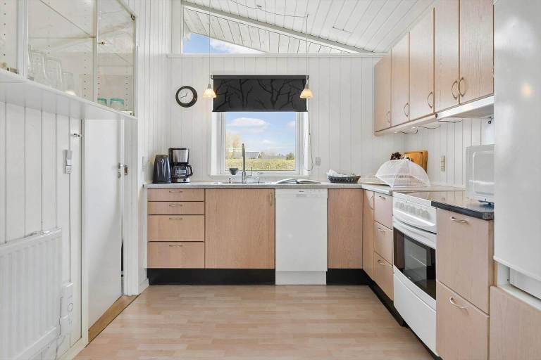 House with terrace & grill — photo 4