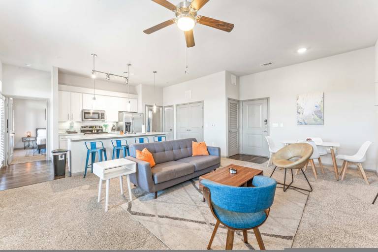 Top Floor 2BR King Beds Suite 8 Min to Downtown