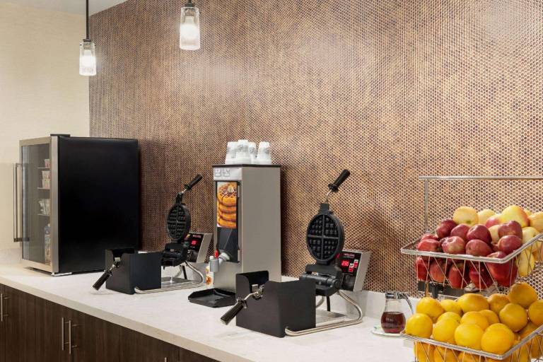 La Quinta Inn & Suites by Wyndham Clovis CA — photo 4