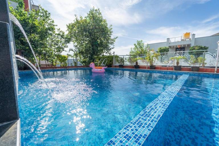 Bungalow with BBQ & pool in Jaoli