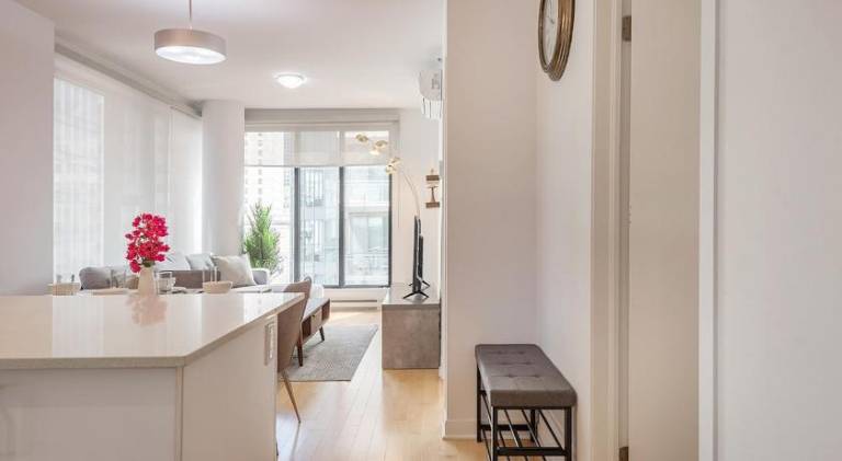 Corner 2BR Old Port - Free Indoor Parking — photo 2