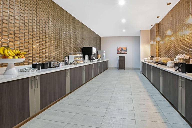 La Quinta Inn & Suites by Wyndham DFW West-Glade-Parks — photo 4