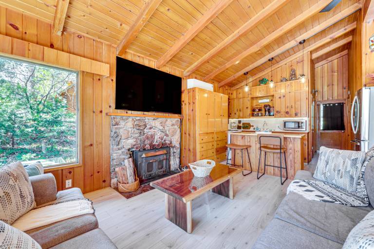Peaceful Wooden Cabin, 2 Mi to Bass Lake! in Oakhurst, CA