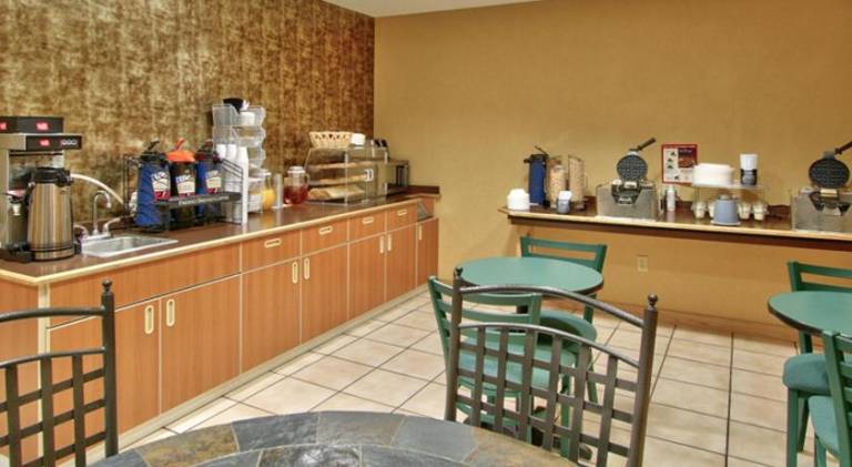 Western Skies Inn & Suites — photo 5