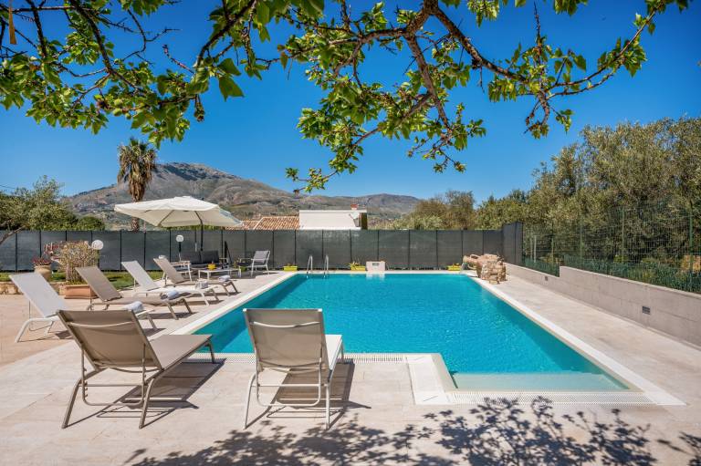 Villa with private pool, barbecue & garden — photo 2