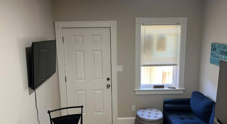 Downtown Apt King Beds Mins to Salem in Sale