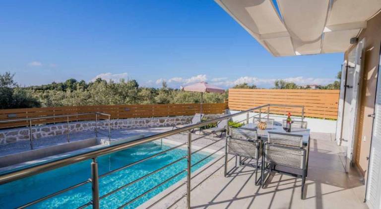 Villa with terrace, yard & private pool | Pet-friendly — photo 3