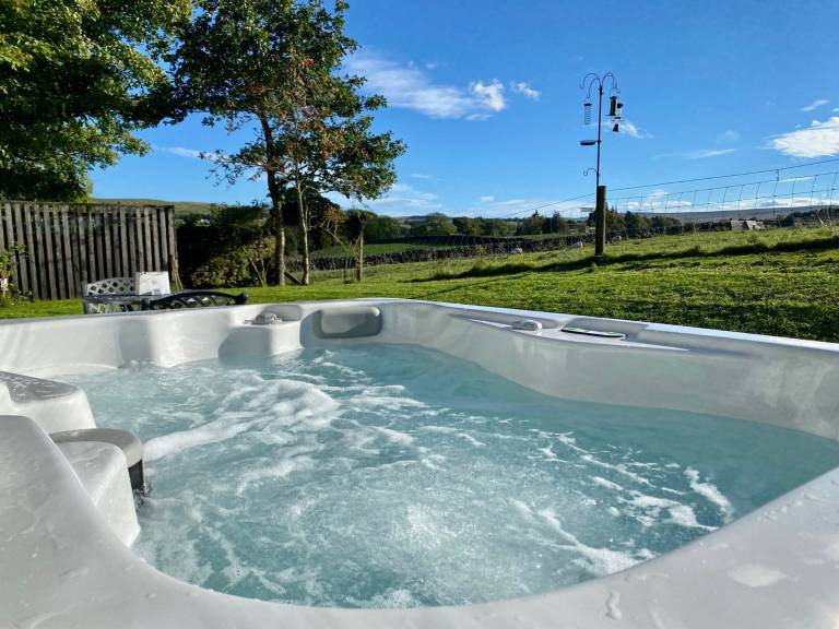 Cottage with jacuzzi, grill & garden in Alston