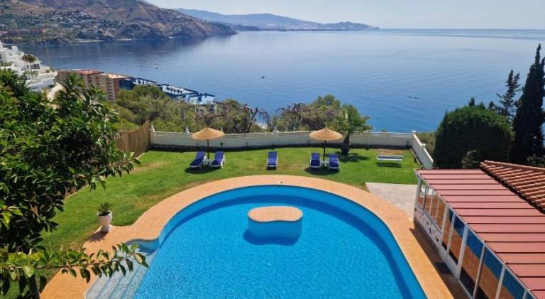 Vacation home with private pool, patio & barbecue | Close to the beach | Pet-friendly in Almunecar