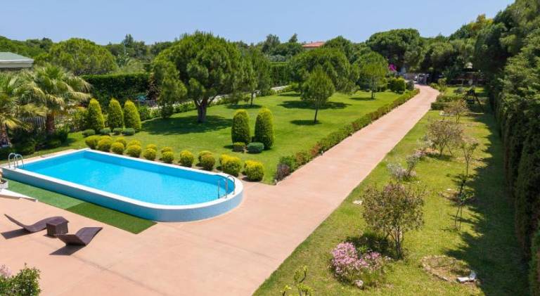 Villa with private pool & garden in Marathon