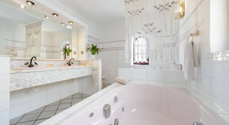 Ample house with pool & hot tub | Pet-friendly — photo 4
