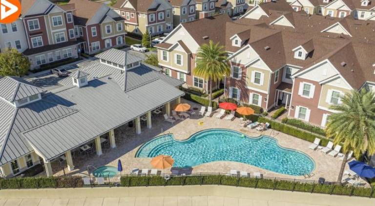 House with pool — photo 4