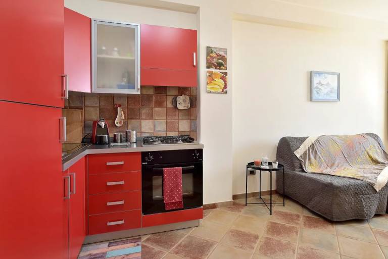 Apartment "LA DIGA Bilocale fronte-mare" with Sea View, Garden & Wi-Fi — photo 4
