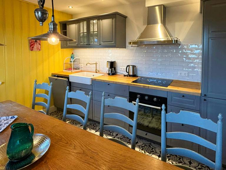 Vacation home with garden, hot tub & grill — photo 5