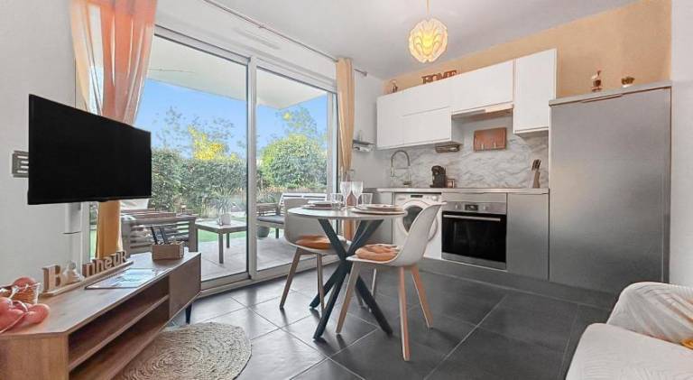 Lovely rental apartment with yard, grill & pool | Pets are welcome — photo 2