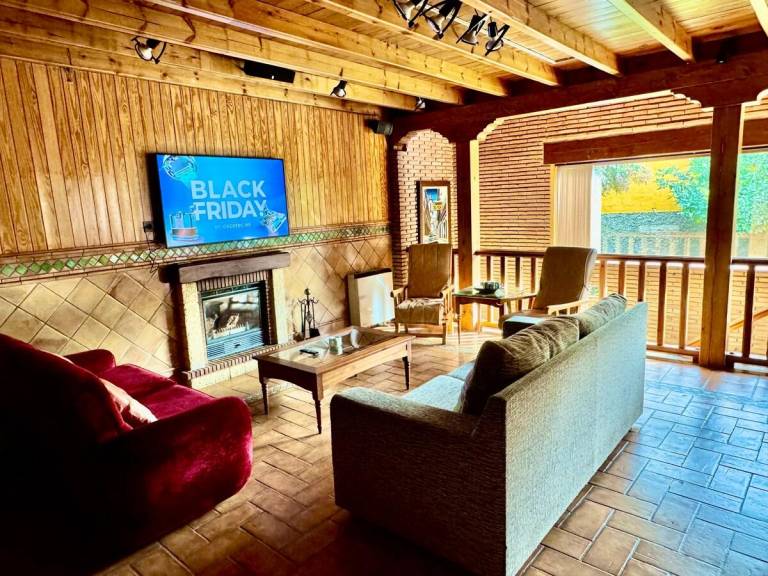 Fully equipped villa with grill, private pool & yard | Pet-friendly — photo 2
