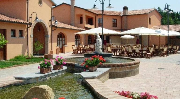 Lovely serviced apartment with pool, garden & jacuzzi | Pets are welcome — photo 2