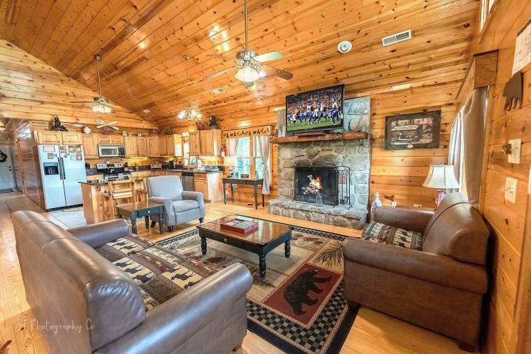 Little Sugar Camp: Pet Friendly, Free Attraction Tickets, Hot Tub, & Pool Table — photo 3