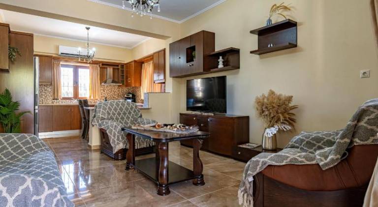 Lovely villa with hot tub & pool | Pet-friendly — photo 2