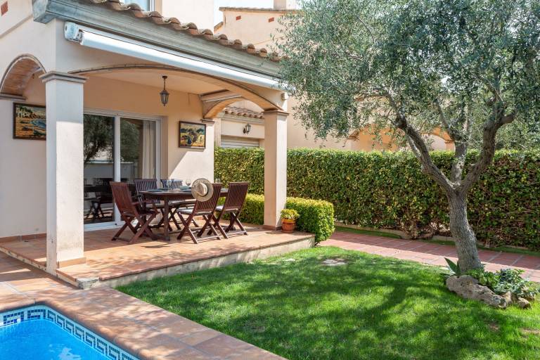 Vacation home with terrace, private pool & barbecue in Roses