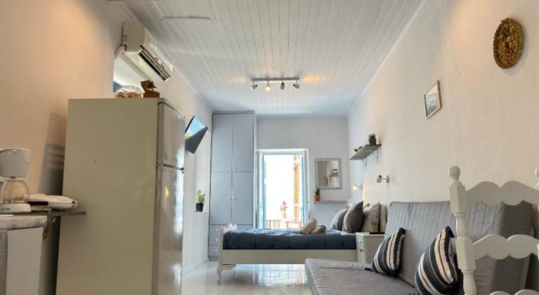 Apartment with patio & yard — photo 2