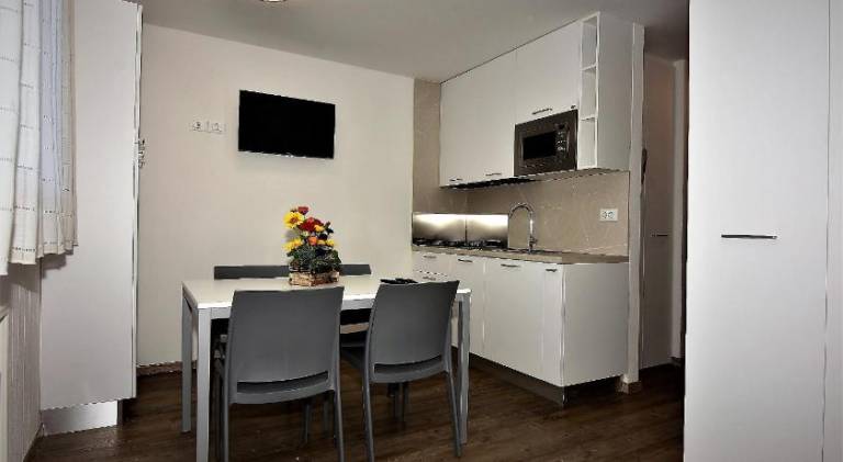 Apartment with yard & terrace — photo 3