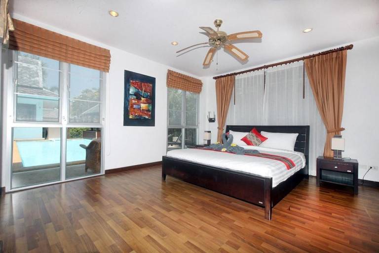 Villa with BBQ, yard & private pool — photo 2